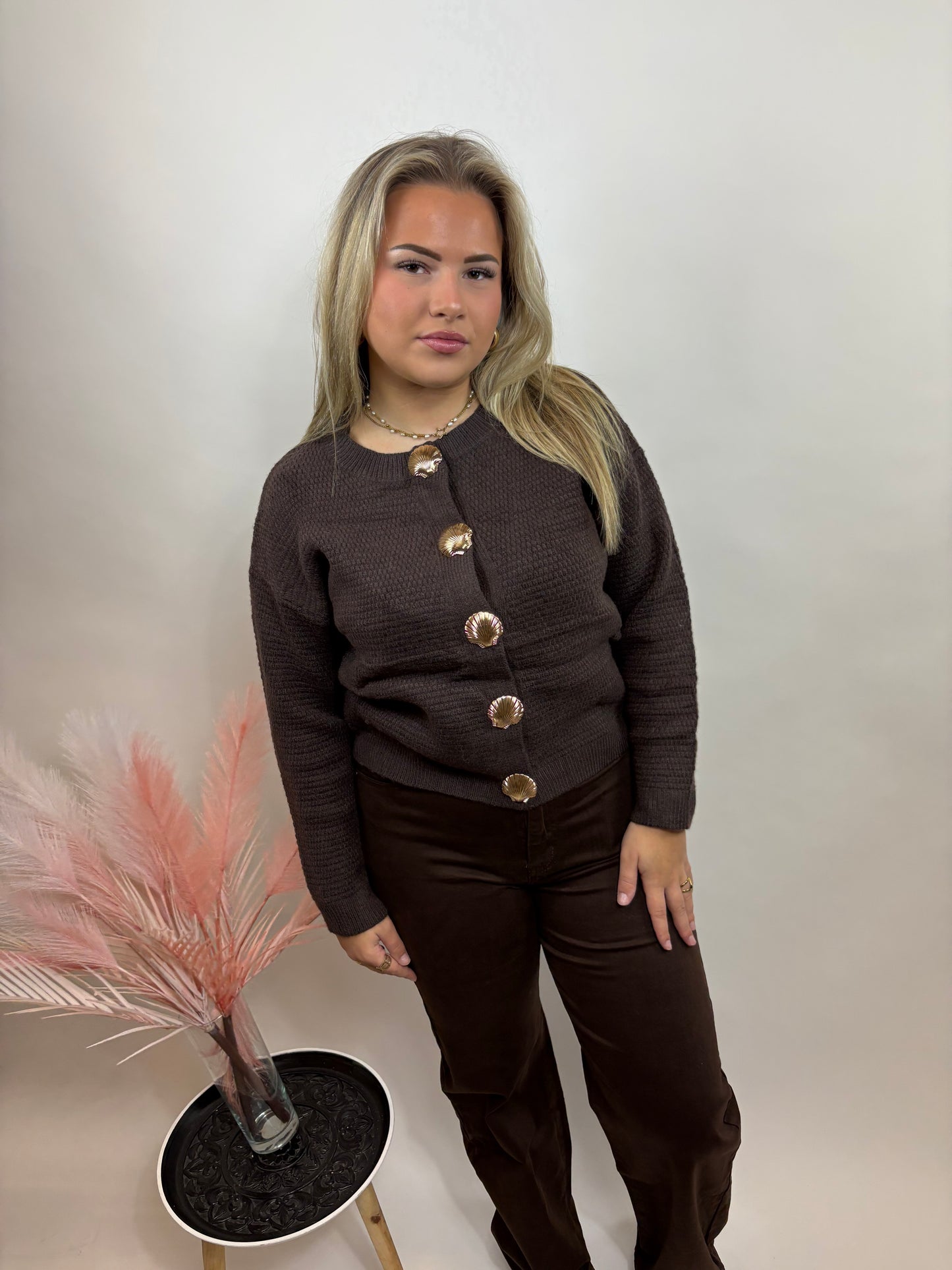 GEBREID DAMES TRUI MET SCHELPKNOPEN BRUIN 758