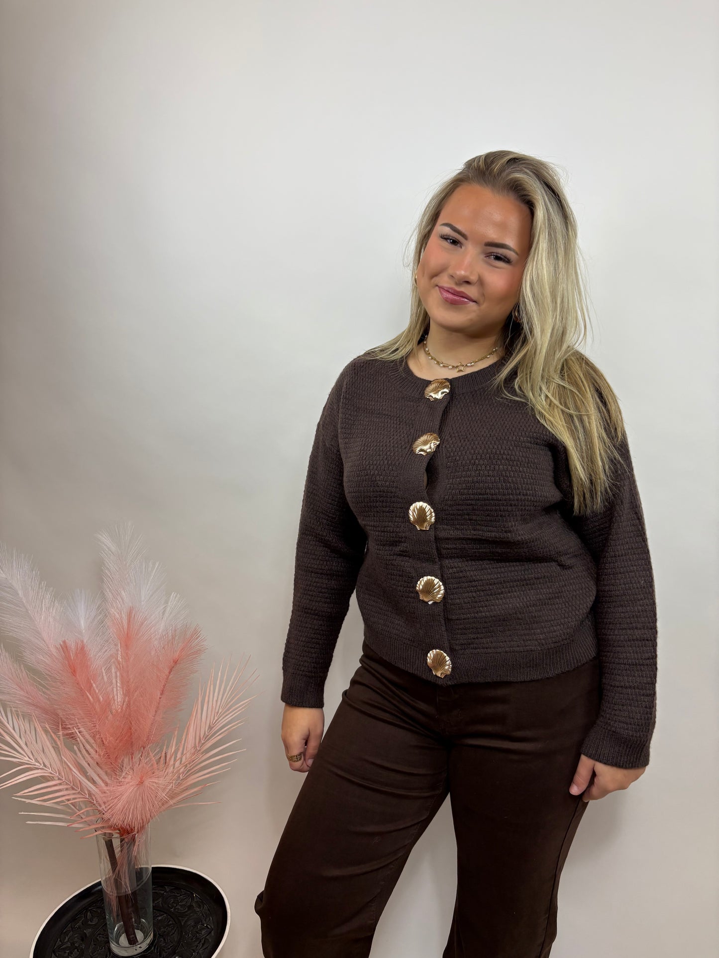 GEBREID DAMES TRUI MET SCHELPKNOPEN BRUIN 758