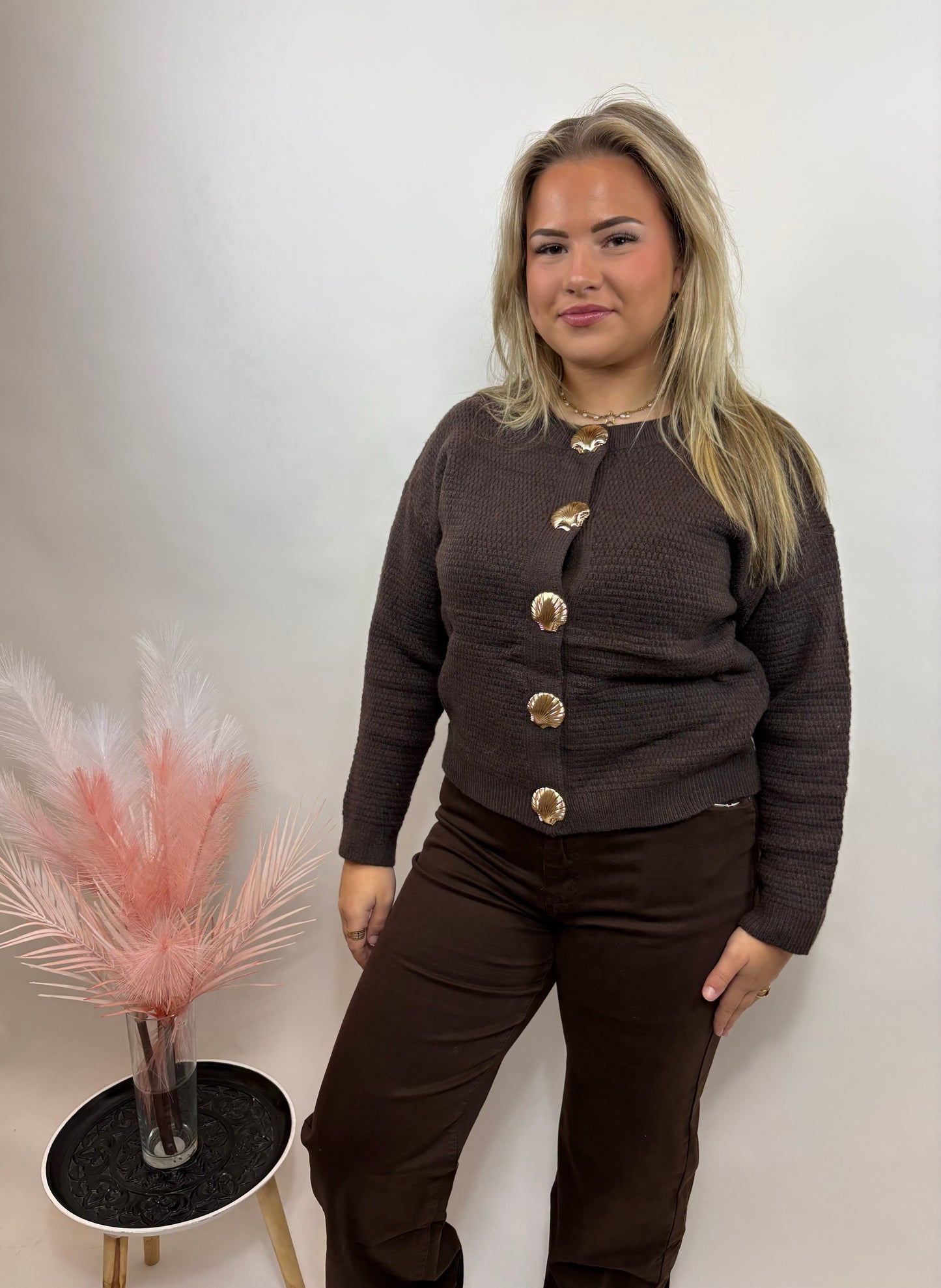 GEBREID DAMES TRUI MET SCHELPKNOPEN BRUIN 758