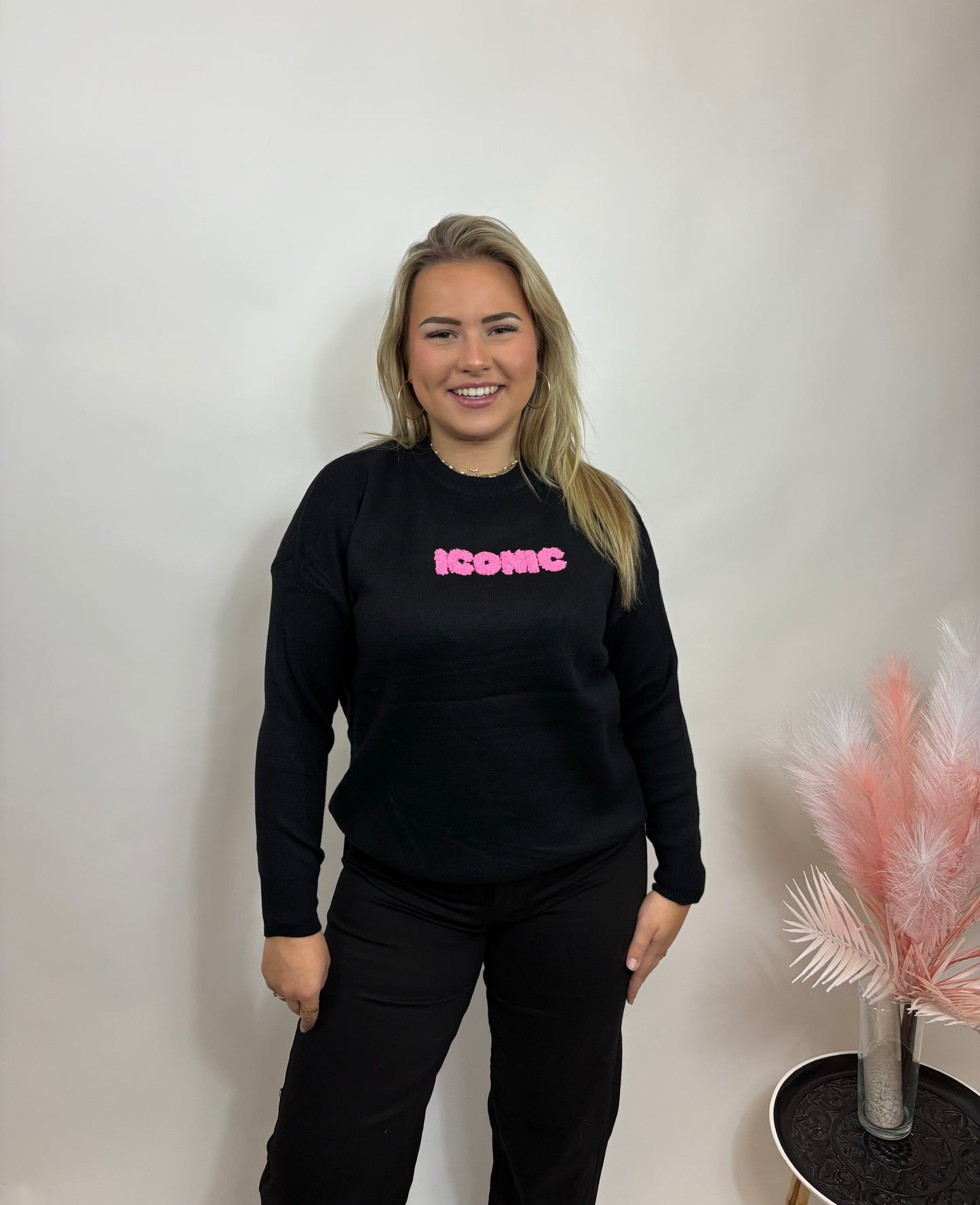 ICONIC SWEATER ZWART MET ROZE LETTERS 639