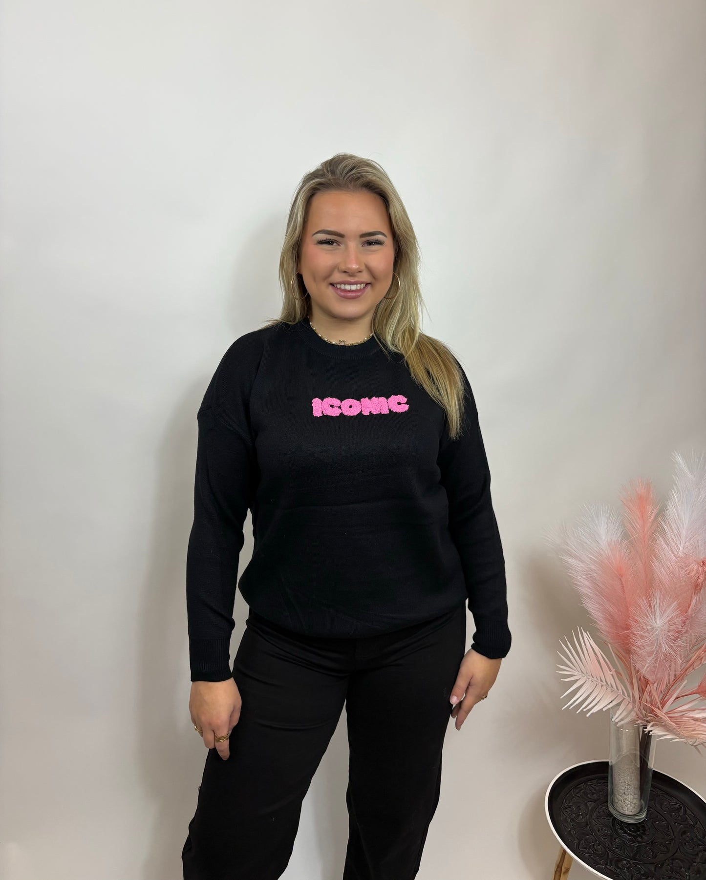 ICONIC SWEATER ZWART MET ROZE LETTERS 639