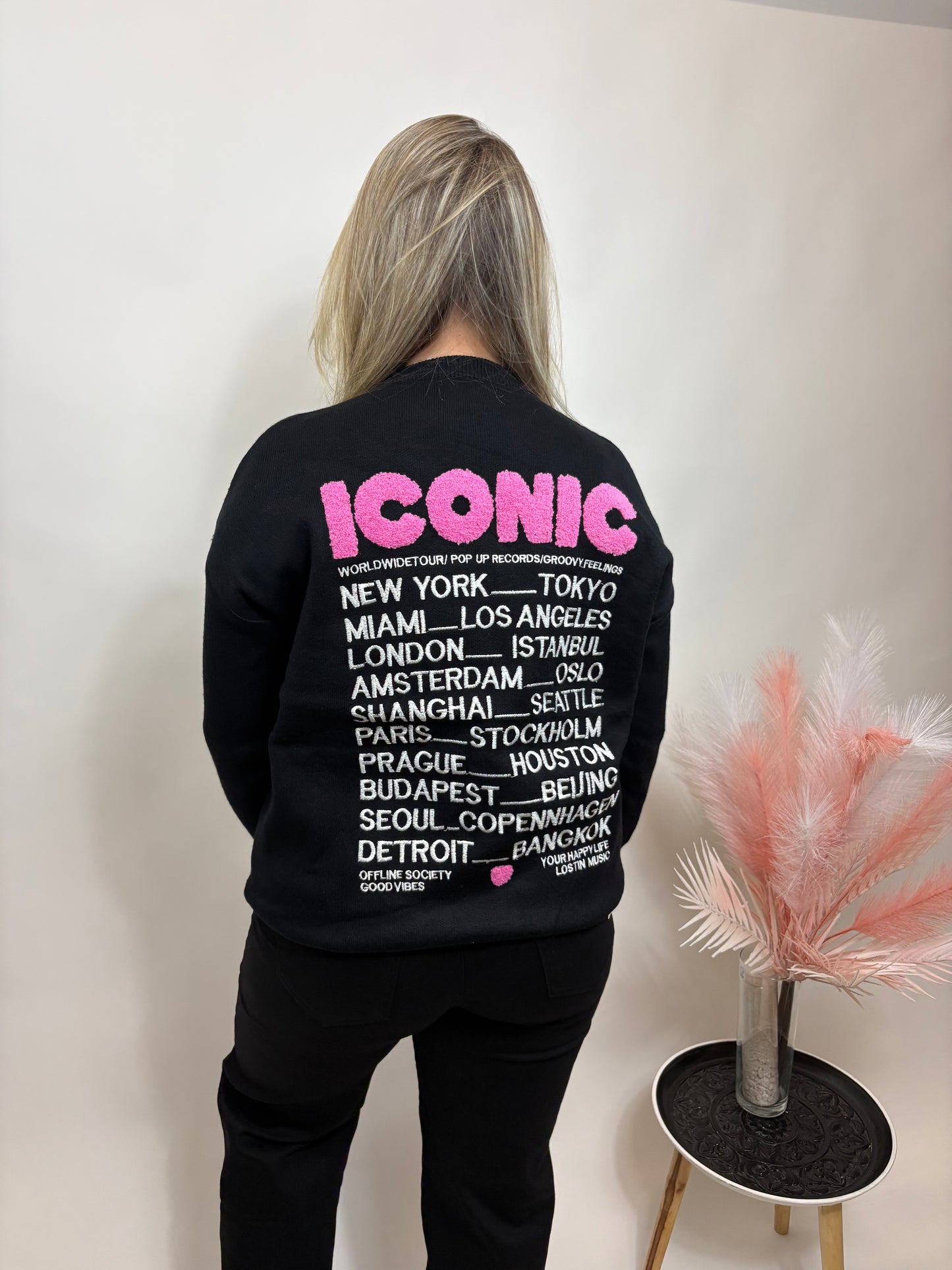 ICONIC SWEATER ZWART MET ROZE LETTERS 639