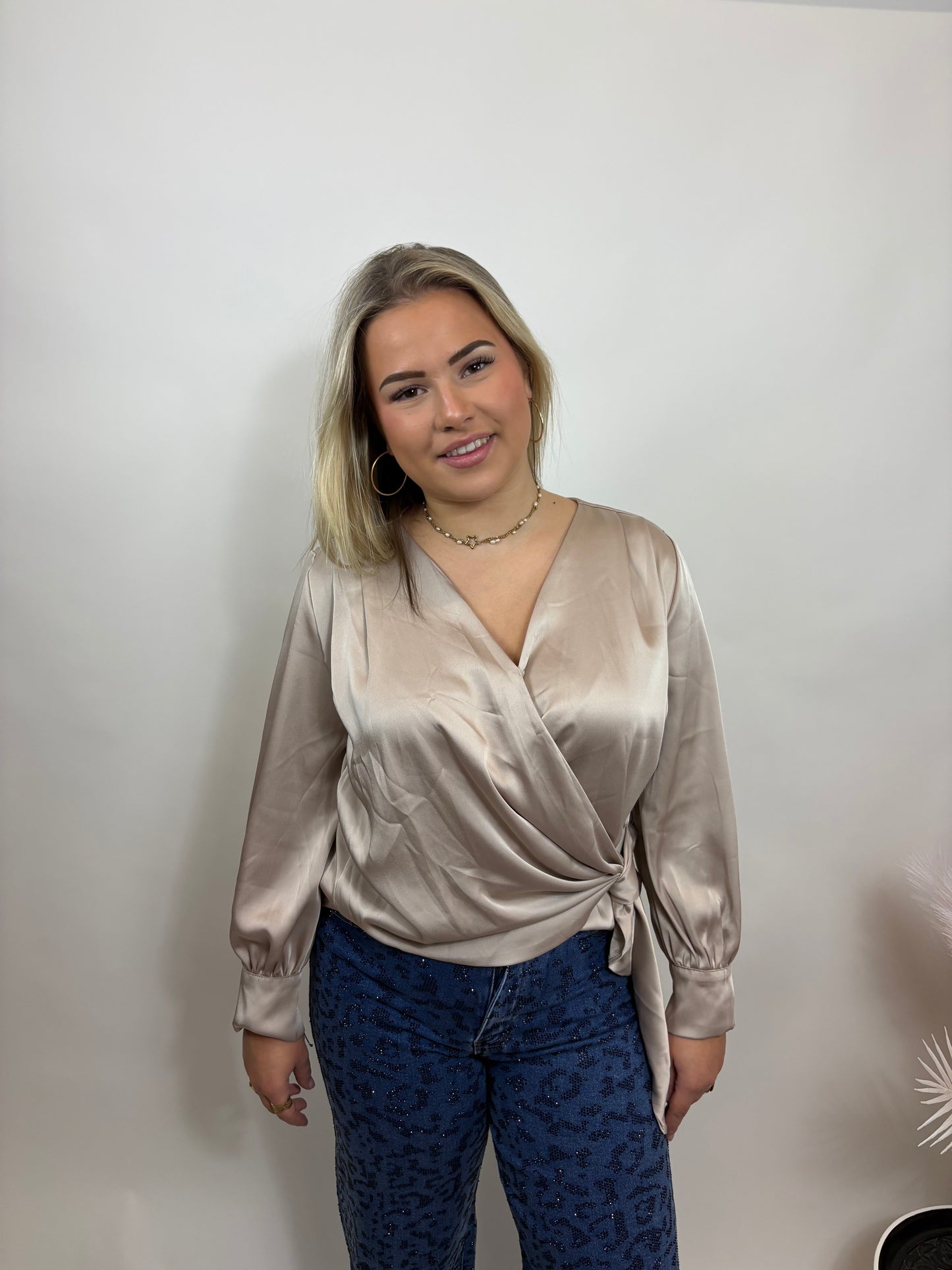 SILKY WRAP BLOUSE MET STRIKDETAIL TAUPE 139201