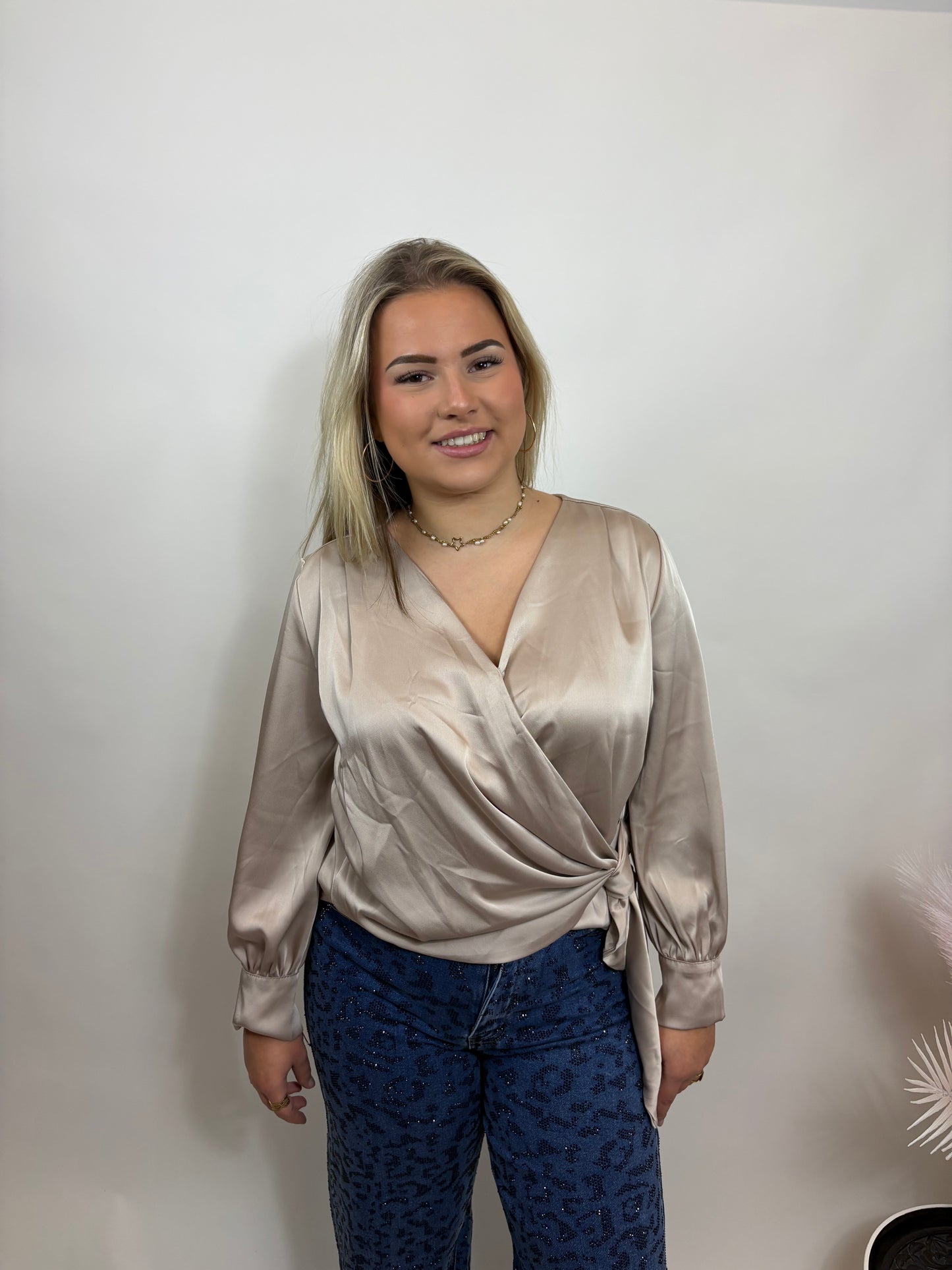 SILKY WRAP BLOUSE MET STRIKDETAIL TAUPE 139201