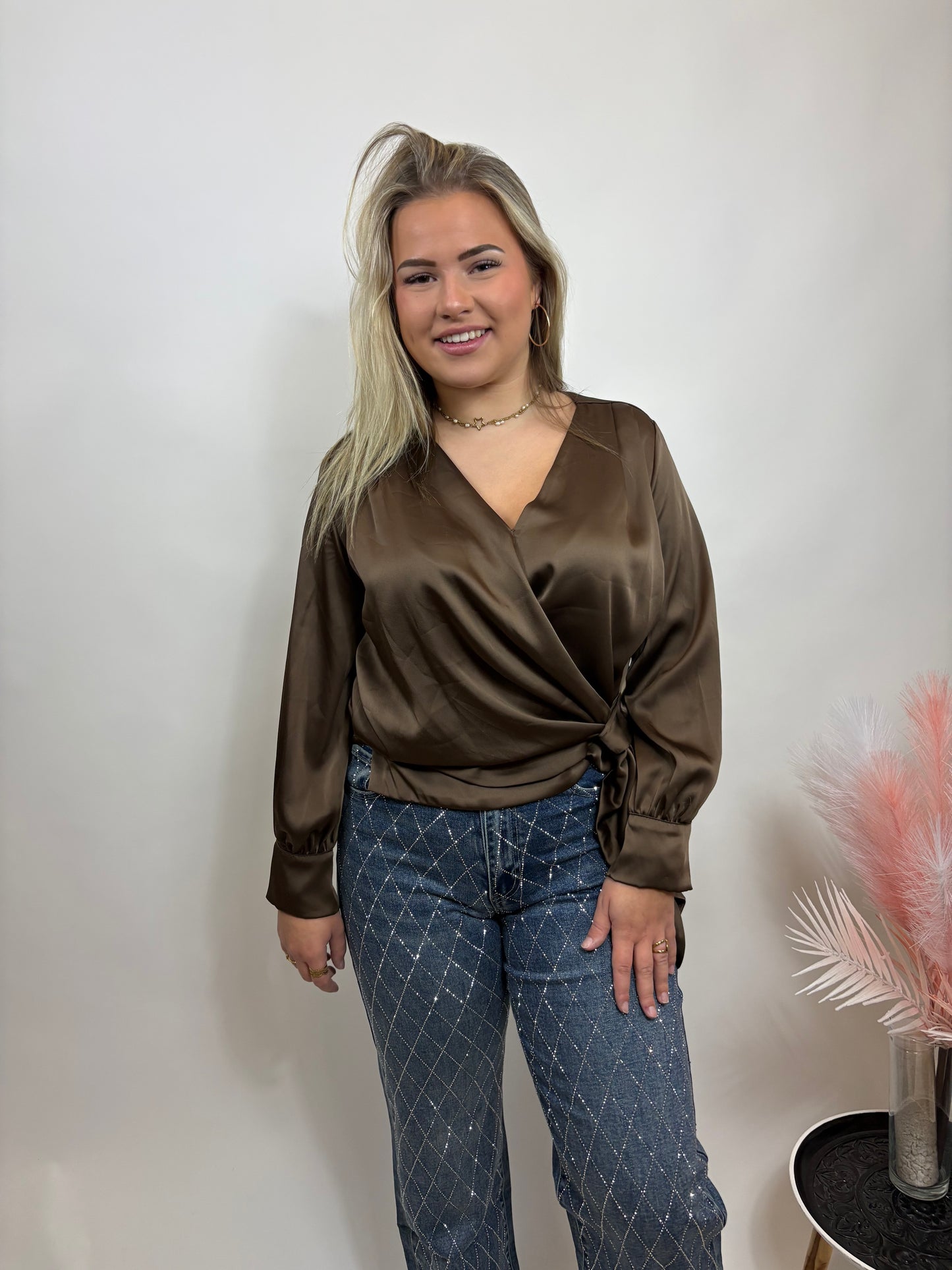 SILKY WRAP BLOUSE MET STRIKDETAIL BRUIN 139201