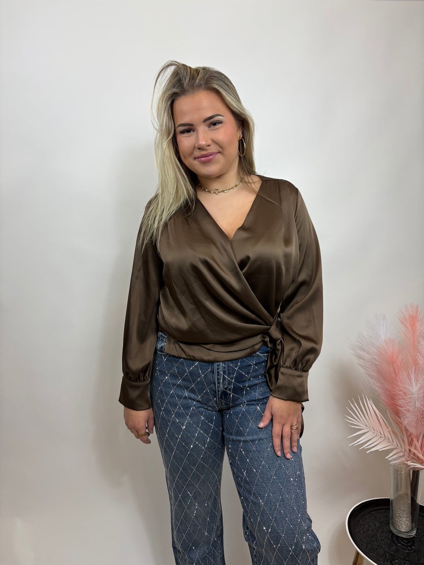 SILKY WRAP BLOUSE MET STRIKDETAIL BRUIN 139201