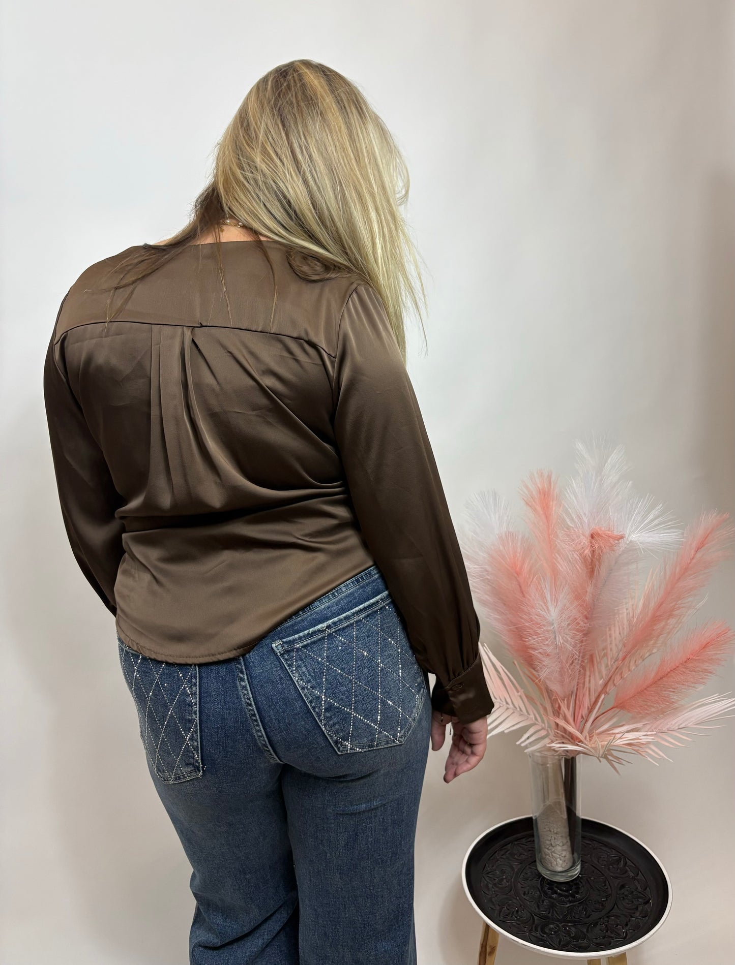 SILKY WRAP BLOUSE MET STRIKDETAIL BRUIN 139201