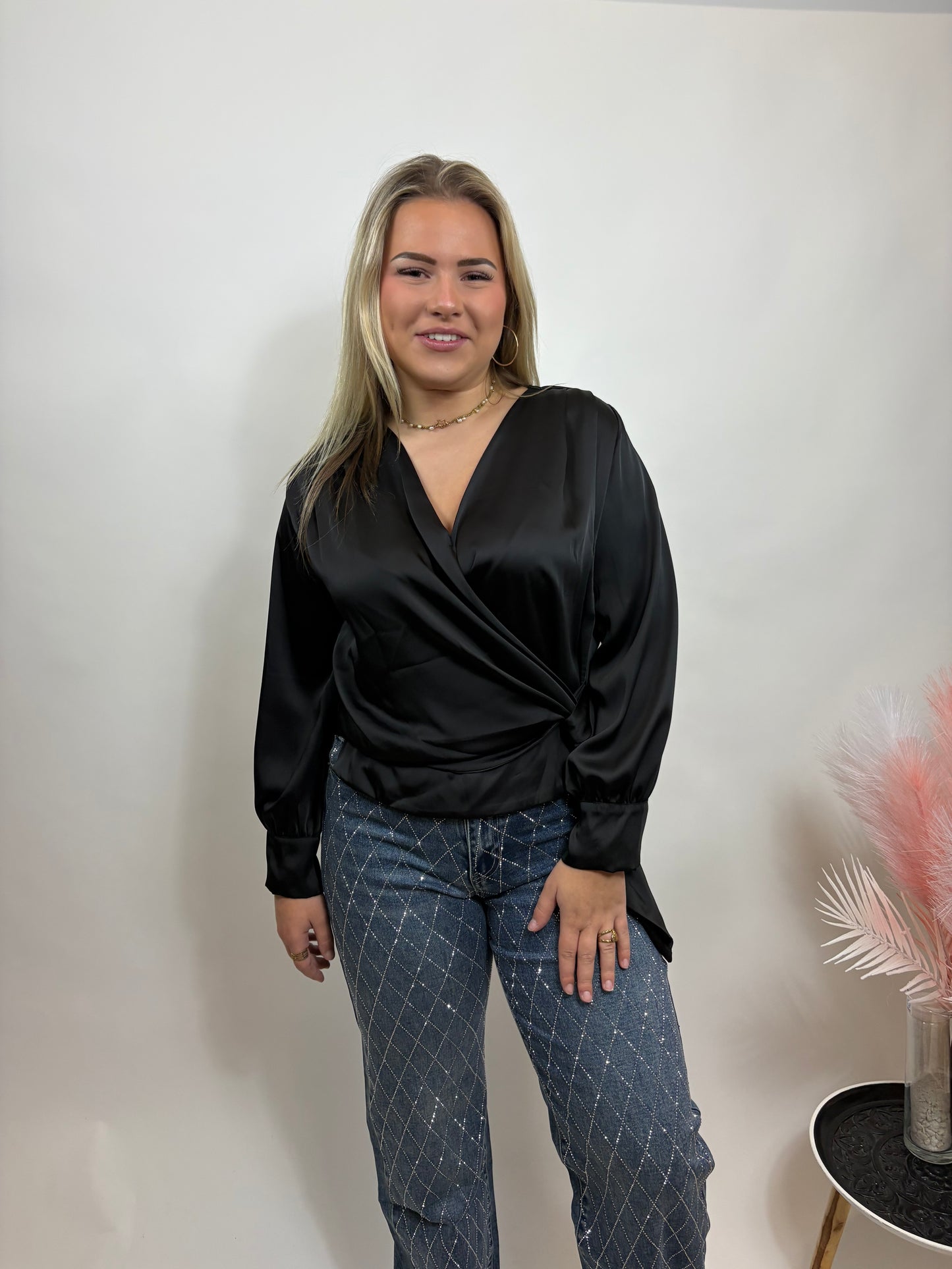 SILKY WRAP BLOUSE MET STRIKDETAIL ZWART 139201