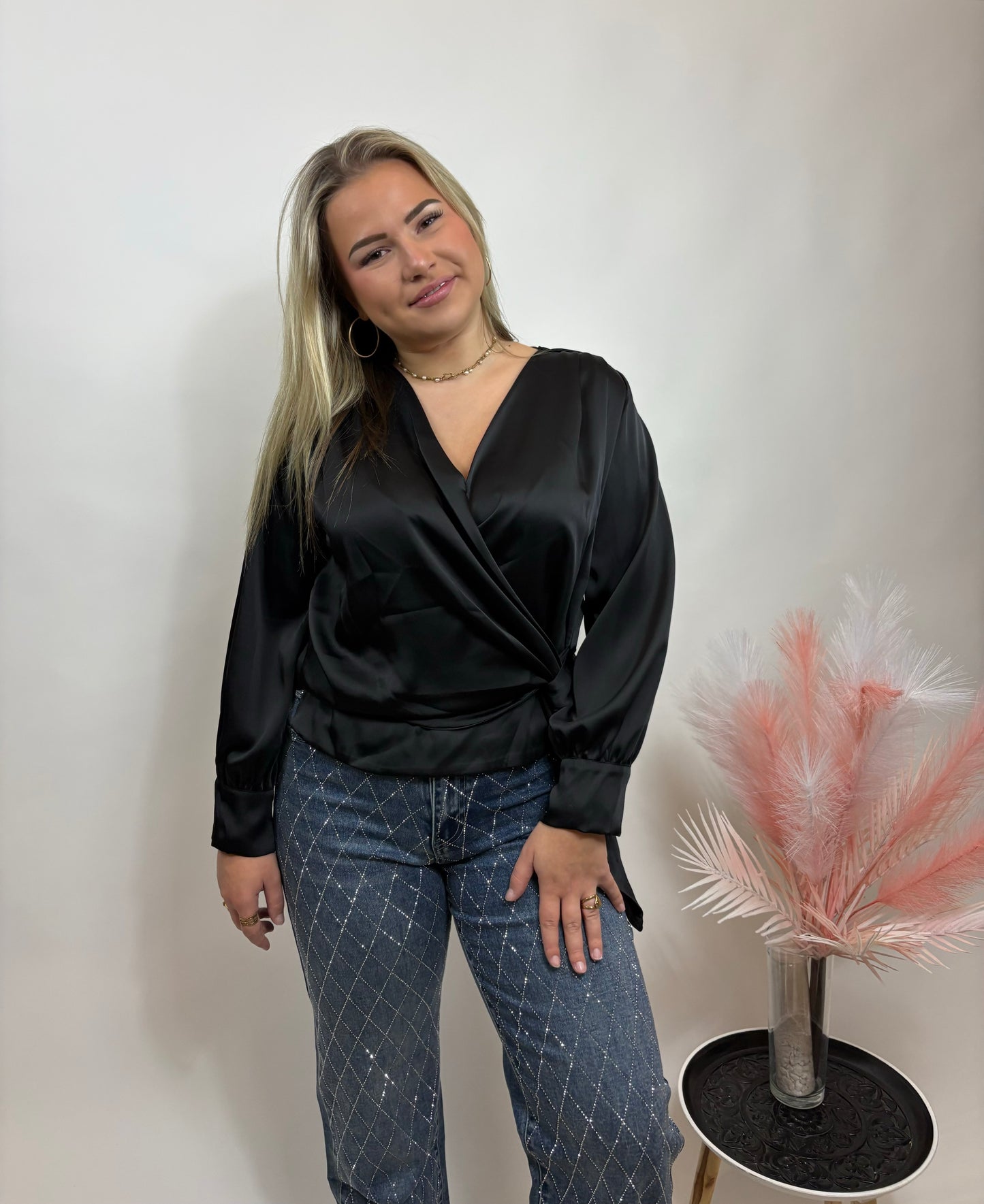 SILKY WRAP BLOUSE MET STRIKDETAIL ZWART 139201